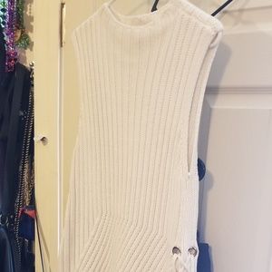 Long sleeveless hi/low knit sweater